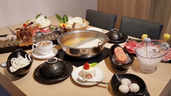 草莓蛋糕也能加火鍋？「饗鮮海陸火鍋」加碼卡布奇諾、馬卡龍也都能通通丟下去～