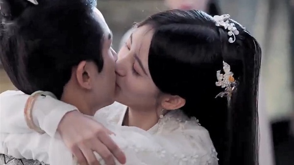 10個「醉酒吻」百看不膩！《世界欠我一個初戀》含糖量超標，楊紫《親愛的，熱愛的》直接咬上去