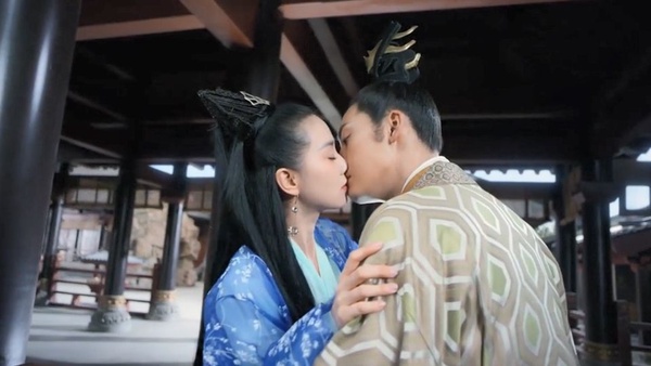 10個「醉酒吻」百看不膩！《世界欠我一個初戀》含糖量超標，楊紫《親愛的，熱愛的》直接咬上去