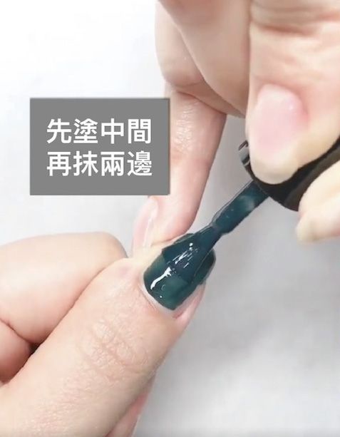 指甲油簡單塗出光療感！塗法秘訣讓顏色均勻又持久，加碼顯白、耐看配色推薦～