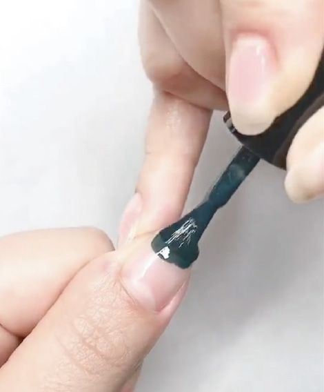 指甲油簡單塗出光療感！塗法秘訣讓顏色均勻又持久，加碼顯白、耐看配色推薦～