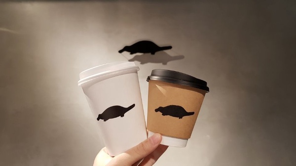 The Platypus Café 鴨嘴獸咖啡在台北！還沒有地標就爆紅的The Platypus Café 鴨嘴獸咖啡，同時也是維也納長板品牌全球首家概念店～