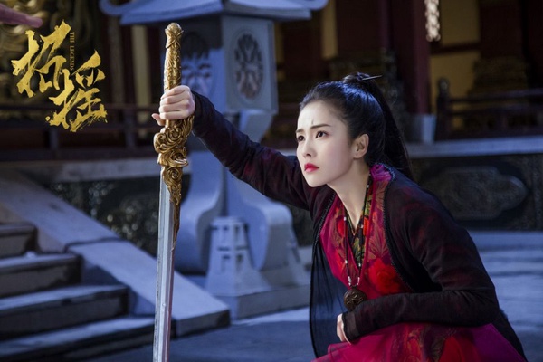 白鹿成2019霸屏女王！出道三年8部劇，從《招搖》到《世界欠我一個初戀》，《鳳囚凰》被于正力捧壓過女主