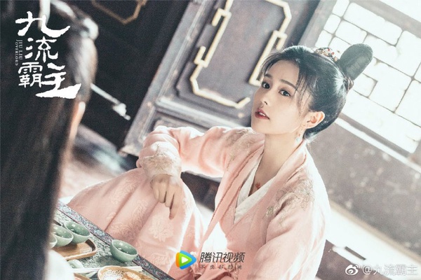 白鹿成2019霸屏女王！出道三年8部劇，從《招搖》到《世界欠我一個初戀》，《鳳囚凰》被于正力捧壓過女主