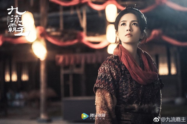 白鹿成2019霸屏女王！出道三年8部劇，從《招搖》到《世界欠我一個初戀》，《鳳囚凰》被于正力捧壓過女主