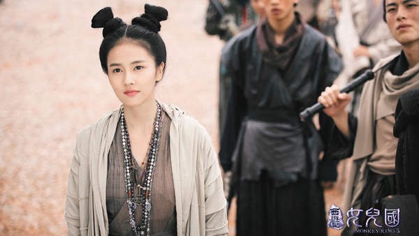 白鹿成2019霸屏女王！出道三年8部劇，從《招搖》到《世界欠我一個初戀》，《鳳囚凰》被于正力捧壓過女主