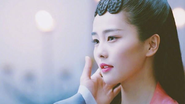 白鹿成2019霸屏女王！出道三年8部劇，從《招搖》到《世界欠我一個初戀》，《鳳囚凰》被于正力捧壓過女主