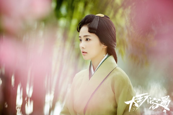 白鹿成2019霸屏女王！出道三年8部劇，從《招搖》到《世界欠我一個初戀》，《鳳囚凰》被于正力捧壓過女主