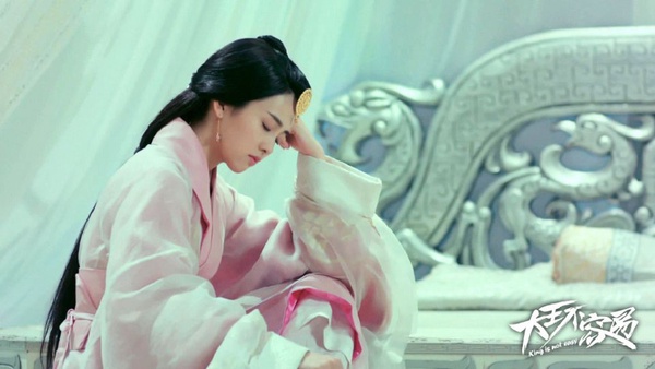 白鹿成2019霸屏女王！出道三年8部劇，從《招搖》到《世界欠我一個初戀》，《鳳囚凰》被于正力捧壓過女主