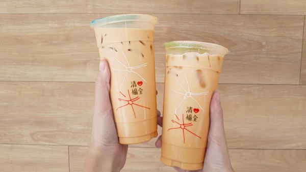 清心福全「太妃鴛鴦奶茶」！錫蘭奶茶混合著咖啡，配上濃濃的太妃糖香味，秋天來一杯真的很過癮～
