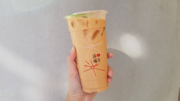 清心福全「太妃鴛鴦奶茶」！錫蘭奶茶混合著咖啡，配上濃濃的太妃糖香味，秋天來一杯真的很過癮～