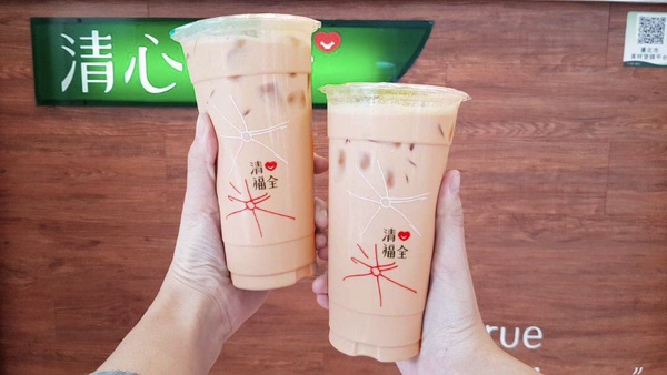 清心福全「太妃鴛鴦奶茶」！錫蘭奶茶混合著咖啡，配上濃濃的太妃糖香味，秋天來一杯真的很過癮～