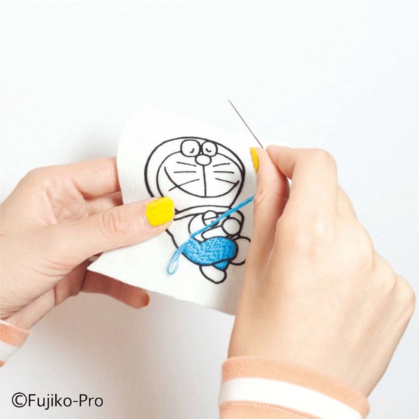 能當百寶袋的哆啦A夢！FELISSIMO 推出的「哆啦A夢收納袋」，竟然能塞進整個棉被～