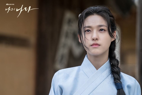 7位偶像中的「演員潛力股」！雪炫《我的王國》口碑逆轉，彩娟、康美娜有望成為下一個秀智、IU