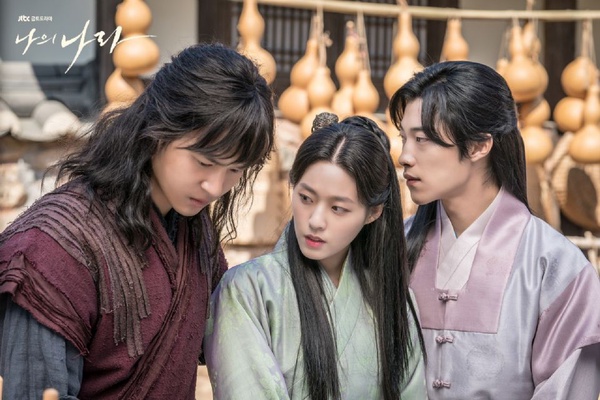 7位偶像中的「演員潛力股」！雪炫《我的王國》口碑逆轉，彩娟、康美娜有望成為下一個秀智、IU