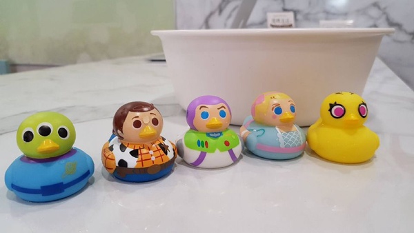 7-11把玩具總動員變鴨子了！小熊維尼3C系列週邊＆百變三眼怪公仔，7-11這系列的新品認真太萌了～