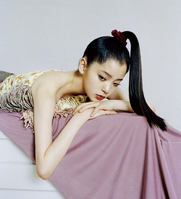 歐陽娜娜「蟑螂腳」登雜誌被酸！彩妝師傳授刷睫毛正確技巧，刷出炸開花、根根分明不結塊翹睫毛