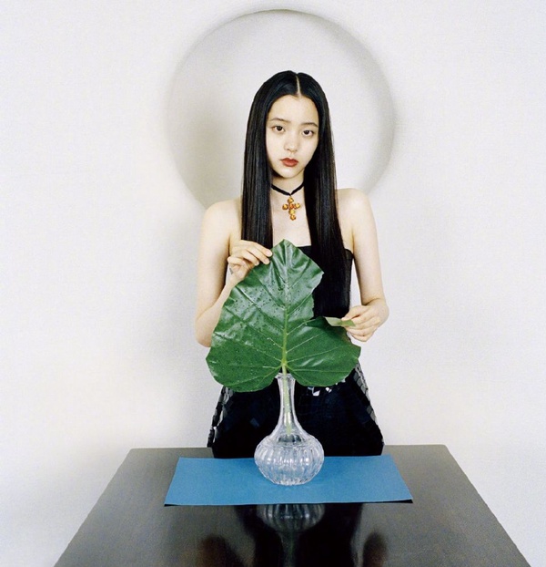 歐陽娜娜「蟑螂腳」登雜誌被酸！彩妝師傳授刷睫毛正確技巧，刷出炸開花、根根分明不結塊翹睫毛