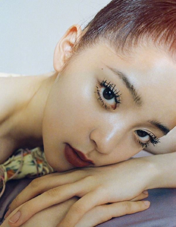 歐陽娜娜「蟑螂腳」登雜誌被酸！彩妝師傳授刷睫毛正確技巧，刷出炸開花、根根分明不結塊翹睫毛