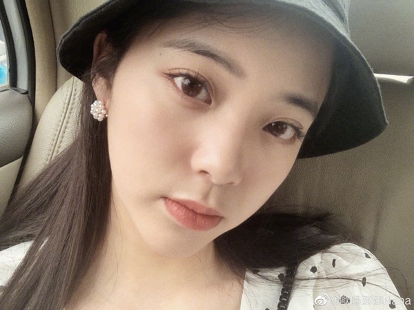 歐陽娜娜「蟑螂腳」登雜誌被酸！彩妝師傳授刷睫毛正確技巧，刷出炸開花、根根分明不結塊翹睫毛