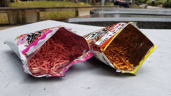 7-11推出黑糖珍奶口味的點心麵！「丸作食茶 X 點心餅」如此神秘的味道，吃起來根本超驚奇～