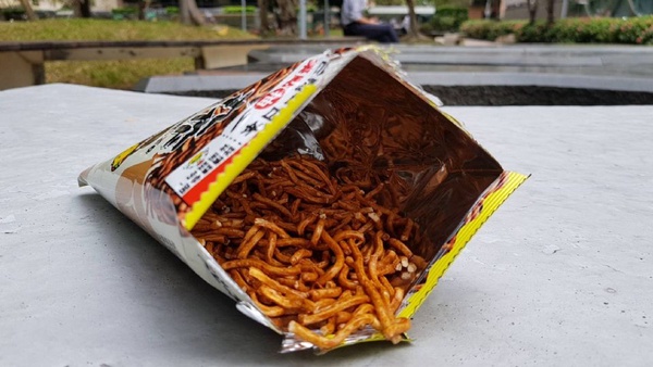 7-11推出黑糖珍奶口味的點心麵！「丸作食茶 X 點心餅」如此神秘的味道，吃起來根本超驚奇～