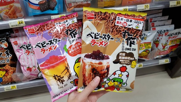 7-11推出黑糖珍奶口味的點心麵！「丸作食茶 X 點心餅」如此神秘的味道，吃起來根本超驚奇～