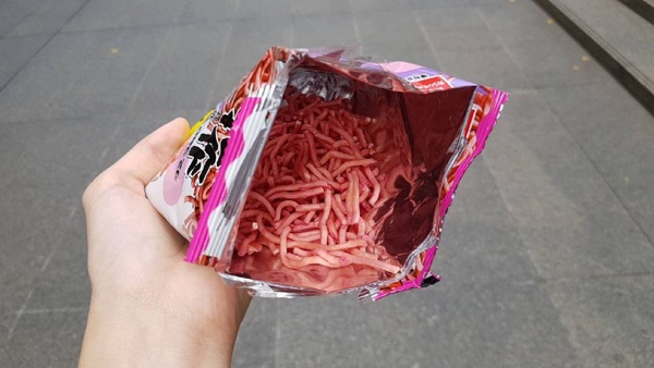 7-11推出黑糖珍奶口味的點心麵！「丸作食茶 X 點心餅」如此神秘的味道，吃起來根本超驚奇～