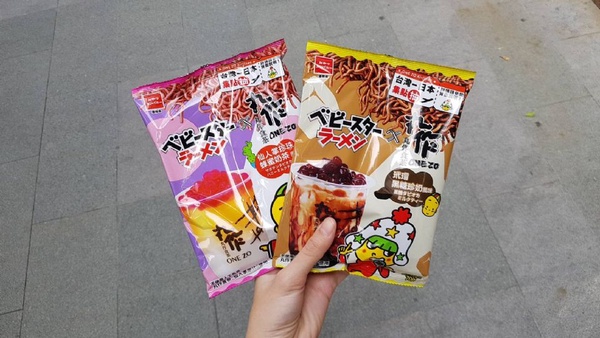 7-11推出黑糖珍奶口味的點心麵！「丸作食茶 X 點心餅」如此神秘的味道，吃起來根本超驚奇～