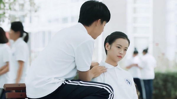 《滿滿喜歡你》左岸狂撩小滿！網評9對「初戀感超強」螢幕CP，《陪你到世界之巔》王一博的初戀好甜