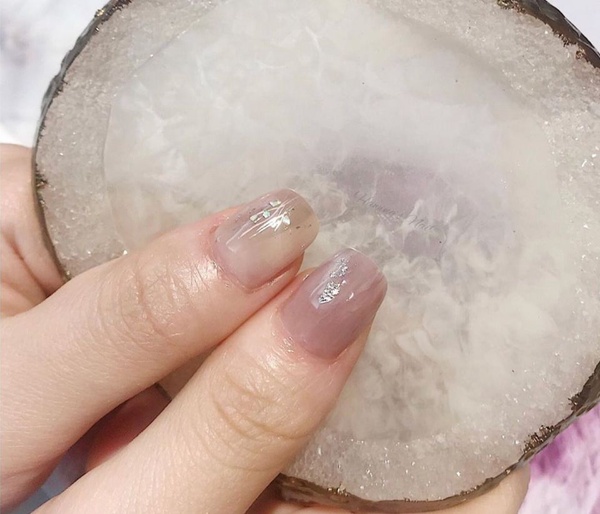 2020紫色美甲圖鑑！8款「薰粉紫色」美甲顯白又浪漫，是時候約美甲師幫指甲穿新衣了～