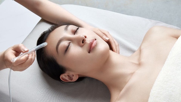 不管怎麼保養還是一臉疲憊老態？輕熟肌專屬「童妍水光SPA」一掃黯沉細紋、補足飽滿透亮，不費力也能散發自信女神光！