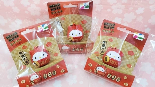 Hello Kitty造型悠遊卡！超可愛的立體金運達摩造型，即日起限量販售～
