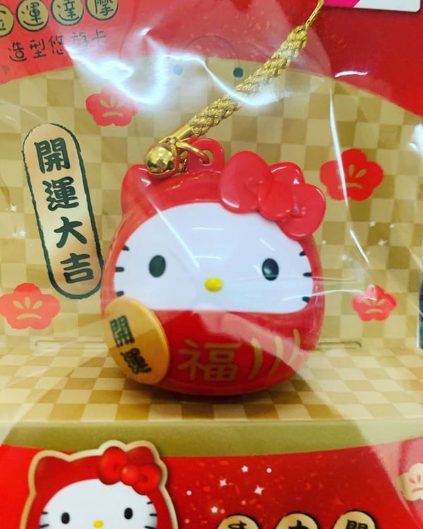 Hello Kitty造型悠遊卡！超可愛的立體金運達摩造型，即日起限量販售～
