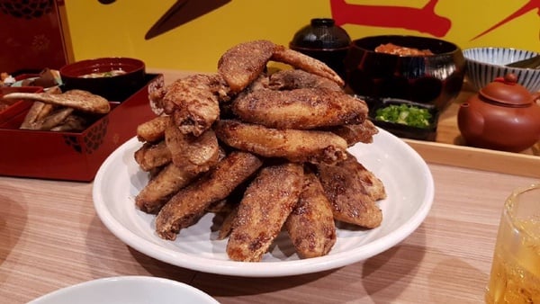 名古屋「世界的山將南京店」開幕了！加碼推出「名古屋名物定時食」，邊緣人終於可以自己吃夢幻雞翅了～