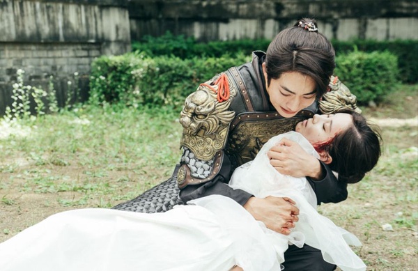 《山茶花開時》香美要冬柏「勿忘她」，虐到暴哭！韓劇7位可憐女配，金智媛、劉寅娜演惡女，卻讓人好心疼