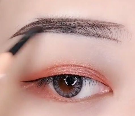 彩妝師親授萬用「畫眉技巧」！X型畫眉、修剪法，初學者也能零失敗，畫出對稱、霧眉般漂亮眉毛！
