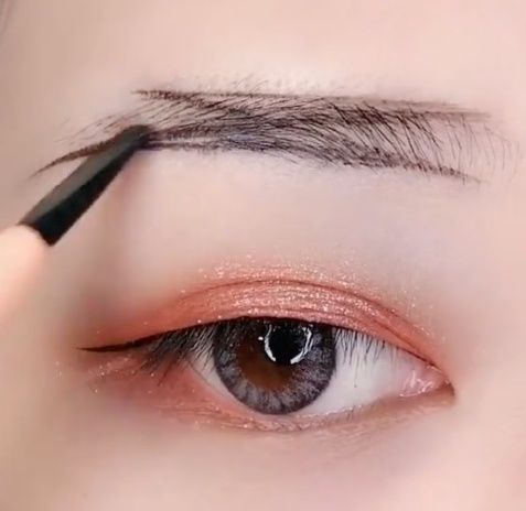 彩妝師親授萬用「畫眉技巧」！X型畫眉、修剪法，初學者也能零失敗，畫出對稱、霧眉般漂亮眉毛！