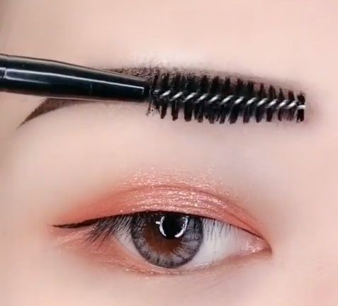 彩妝師親授萬用「畫眉技巧」！X型畫眉、修剪法，初學者也能零失敗，畫出對稱、霧眉般漂亮眉毛！