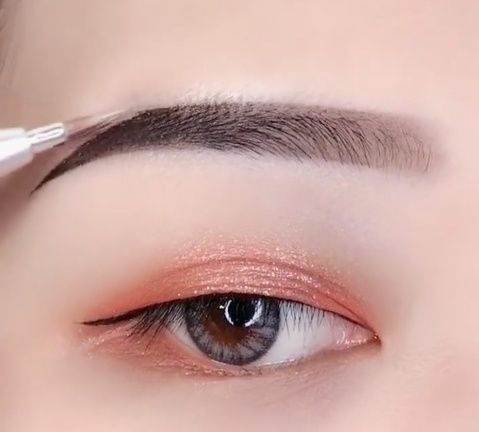 彩妝師親授萬用「畫眉技巧」！X型畫眉、修剪法，初學者也能零失敗，畫出對稱、霧眉般漂亮眉毛！