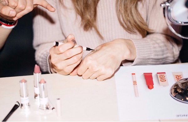 超模GIGI HADID x MAYBELLINE 限量聯名彩妝來了！不搶會捶心肝