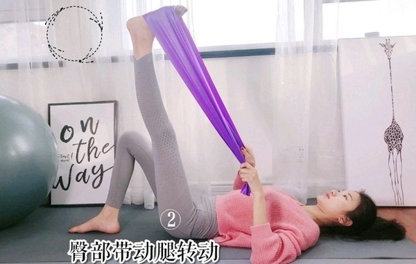 骨盆前傾讓小腹突出、小腿肌超壯？小紅書網美教練改善大腿、骨盆前傾動作，一個月練出細長腿