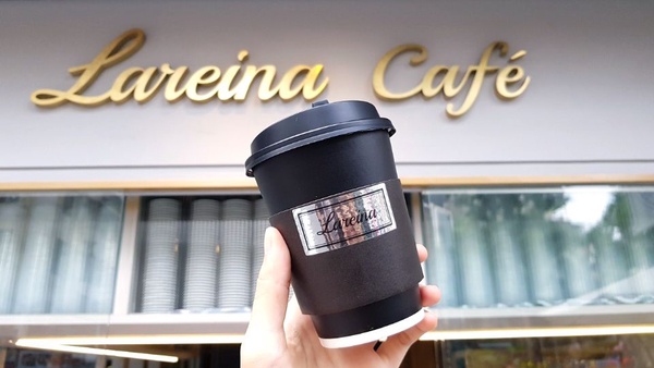 大安區咖啡館推薦「Lareina Cafe'」！這才不是歐洲，Lareina Cafe' 土耳其藍色調的店面認真超好拍～