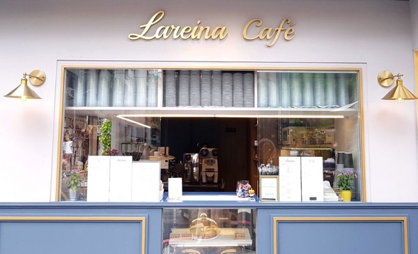 大安區咖啡館推薦「Lareina Cafe'」！這才不是歐洲，Lareina Cafe' 土耳其藍色調的店面認真超好拍～