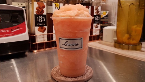 大安區咖啡館推薦「Lareina Cafe'」！這才不是歐洲，Lareina Cafe' 土耳其藍色調的店面認真超好拍～