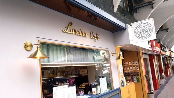 大安區咖啡館推薦「Lareina Cafe'」！這才不是歐洲，Lareina Cafe' 土耳其藍色調的店面認真超好拍～