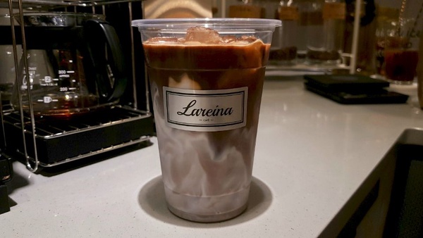 大安區咖啡館推薦「Lareina Cafe'」！這才不是歐洲，Lareina Cafe' 土耳其藍色調的店面認真超好拍～