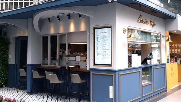 大安區咖啡館推薦「Lareina Cafe'」！這才不是歐洲，Lareina Cafe' 土耳其藍色調的店面認真超好拍～