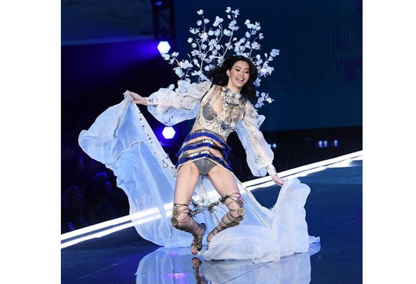 中國超模奚夢瑤走秀跌倒！5位女星失誤「敬業反應」整理