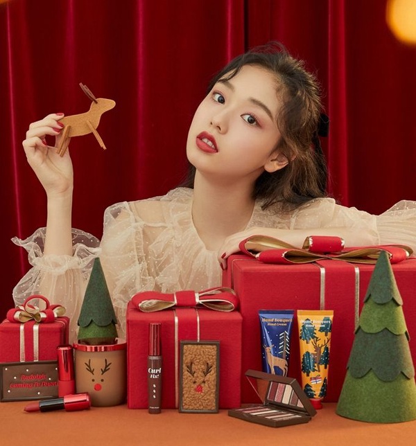 竟然是毛絨絨馴鹿！ETUDE HOUSE聖誕彩妝太可愛，毛毛馴鹿眼影盤、馴鹿香氛蠟燭絕對必收
